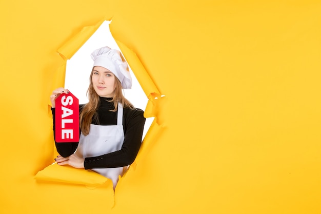 Kostenloses Foto vorderansicht köchin mit roter verkaufsschrift auf gelber farbe jobfoto küche küche emotion essen