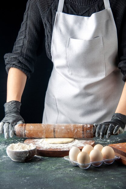 Vorderansicht Köchin rollt Teig mit Mehl auf dunklem Kuchen Job Ofen Hotcake Backen Kuchen Arbeiter Eier Küche Teig