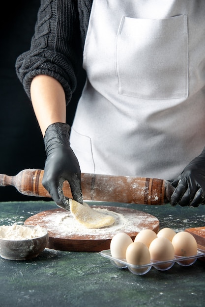 Vorderansicht Köchin rollt Teig mit Mehl auf dunklem Kuchen Job Ofen Hotcake Backen Kuchen Arbeiter Eier Küche Teig