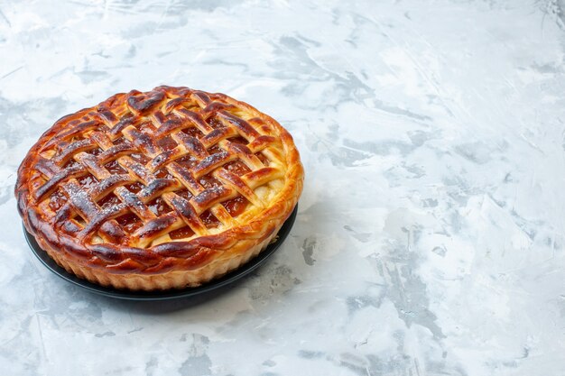 Vorderansicht köstliche fruchtige Torte mit Gelee auf hellem Hintergrund Keksplätzchen backen Nusskuchen Kuchen Dessert Farbe Tee Freiraum