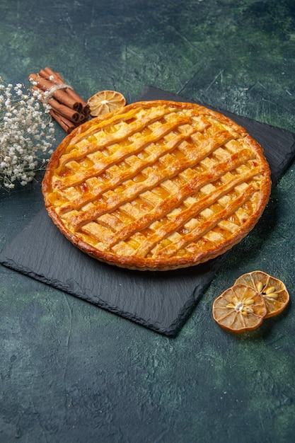 Vorderansicht köstliche Geleekuchen auf dunkelblauer Oberfläche backen Dessert Tee Kuchen Ofen Teig Zucker Keks süße Farbe