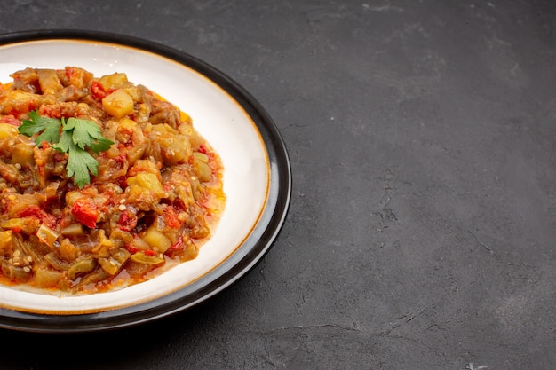 Kostenloses Foto vorderansicht köstliche gemüsemahlzeit geschnittenes gekochtes gericht innerhalb platte auf grauem hintergrund mahlzeit lebensmittelsauce suppe abendessen gemüse