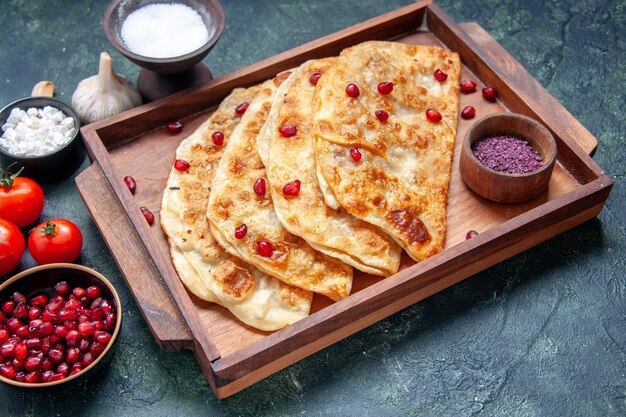 Vorderansicht köstliche gutabs dünne heiße kuchen mit fleisch im schreibtisch auf dunklem teig backofen kuchen kuchen mahlzeit hotcake