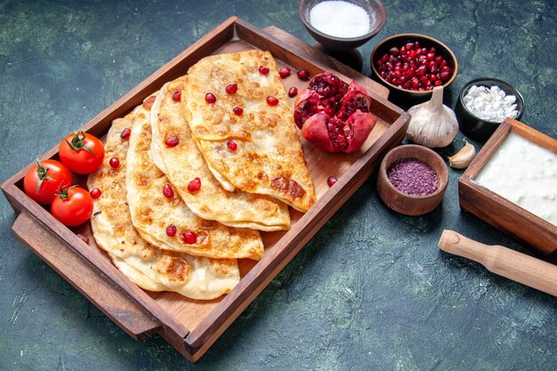 Vorderansicht köstliche gutabs dünne warme kuchen mit fleisch im schreibtisch auf dunklem mehlteigkuchenkuchen heißer kuchen ofenfarbengebäck