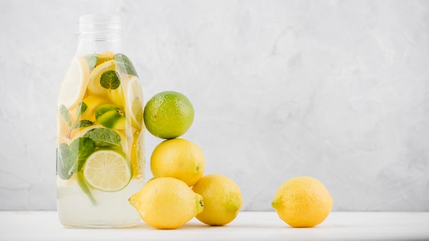 Vorderansicht köstliche hausgemachte Limonade