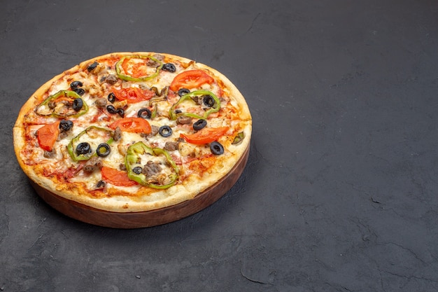 Vorderansicht köstliche Käsepizza besteht aus Oliven Pfeffer und Tomaten auf dunkler Oberfläche