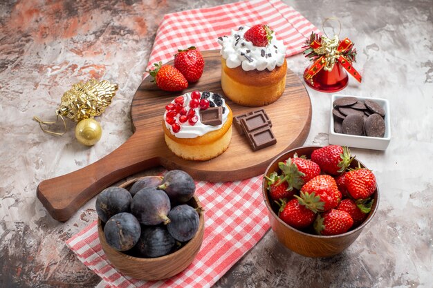 Vorderansicht köstliche Kuchen mit frischen Früchten auf hellem Hintergrund Keks süße Kuchen Dessertfarbe