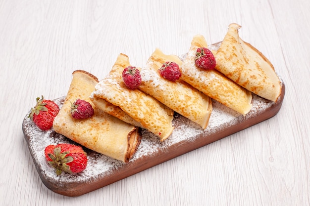 Vorderansicht köstliche Pfannkuchen mit Früchten auf weißem Schreibtisch süße Dessertfrucht Pfannkuchen Zucker