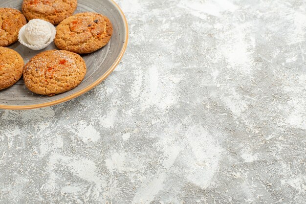 Vorderansicht köstliche Sandplätzchen innerhalb Platte auf weißem Tischkuchenplätzchenkeks