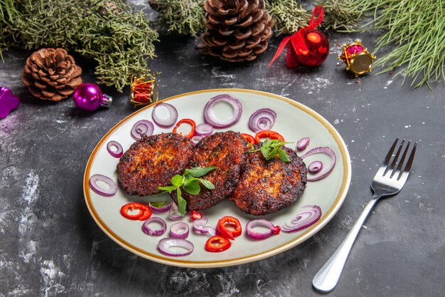 Vorderansicht köstliche Schnitzel mit Zwiebelringen