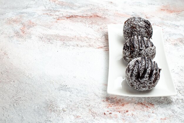 Kostenloses Foto vorderansicht köstliche schokoladenkuchen mit zuckerguss auf der hellweißen oberfläche schokoladenzuckerkeks süßer kuchen backen keks