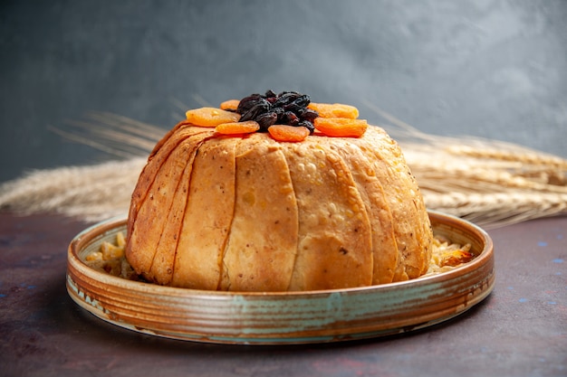 Vorderansicht köstliche shakh plov gekochte reismahlzeit mit rosinen auf dunklem schreibtischmahlzeitteig, der reis kocht