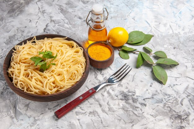 Vorderansicht köstliche Spaghetti mit Zitrone auf einer weißen Tischmahlzeit Nudelteig Zitrone