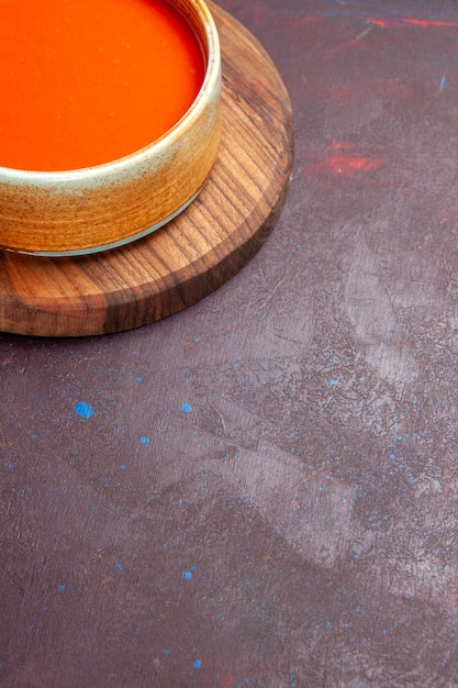 Vorderansicht köstliche Tomatensuppe gekocht aus frischen roten Tomaten auf dunklem Raum