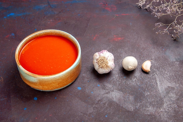 Kostenloses Foto vorderansicht köstliche tomatensuppe gekocht aus frischen tomaten auf dunklem raum