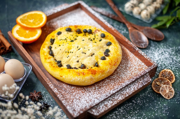 Vorderansicht köstliche Torte mit Früchten auf dunkelblauer Farbe backen Torte Ofenkuchen süße Hotcake Bagels