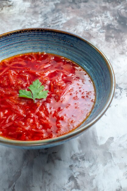 Kostenloses Foto vorderansicht köstliche ukrainische rübensuppe des borschtsches innerhalb des tellers auf weißem tisch