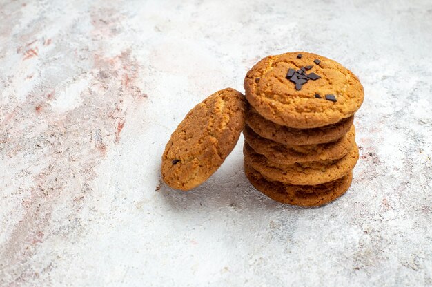 Vorderansicht köstliche Zuckerkekse vom Sandteig auf weißem Raum