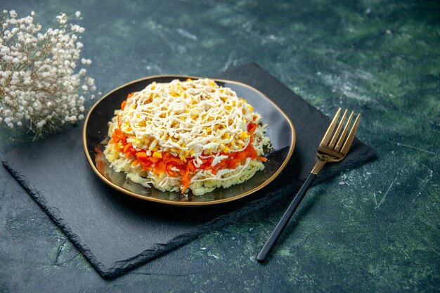 Vorderansicht köstlichen Mimosensalat innerhalb Platte auf dunkelblauer Oberfläche Küche Foto Geburtstag Farbe Essen Fleisch Urlaub Mahlzeit Küche