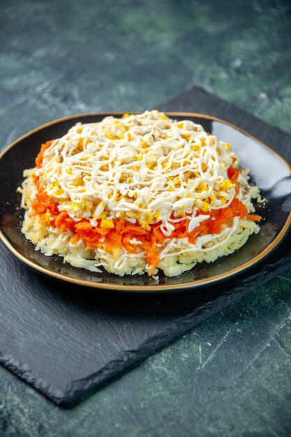 Vorderansicht köstlichen Mimosensalat innerhalb Platte auf dunkelblauer Oberfläche Küche Foto Geburtstag Mahlzeit Farbe Essen Küche Urlaub