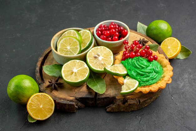 Vorderansicht köstlicher cremiger Kuchen mit Früchten