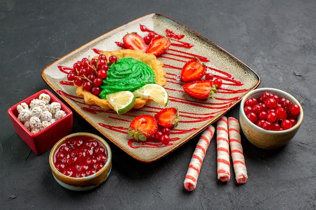 Vorderansicht köstlicher cremiger Kuchen mit Früchten