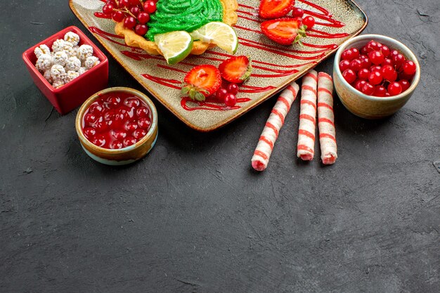 Vorderansicht köstlicher cremiger Kuchen mit Früchten