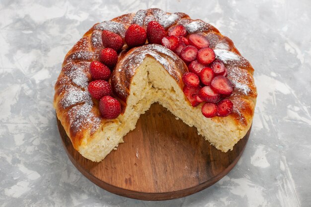 Vorderansicht köstlicher Erdbeerkuchen gebackenes und leckeres Dessert auf weißer Oberfläche