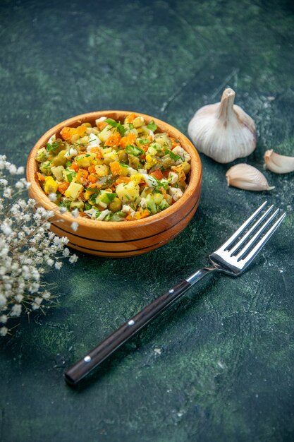 Vorderansicht köstlicher Gemüsesalat auf dunklem Hintergrund