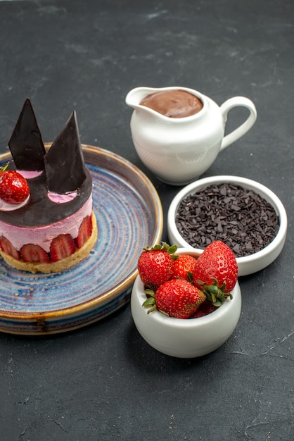 Vorderansicht köstlicher Käsekuchen mit Erdbeere und Schokolade auf Tellerschalen mit Schokolade