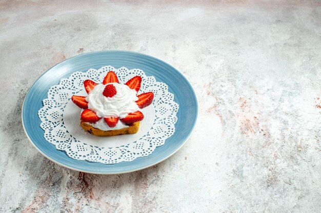 Vorderansicht köstlicher kleiner Kuchen mit Sahne und Erdbeeren auf weißem Schreibtisch white