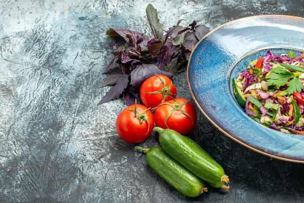 Vorderansicht köstlicher Kohlsalat mit Gemüse auf hell-dunklem Hintergrund Salatmahlzeit-Gesundheitsdiätfoto