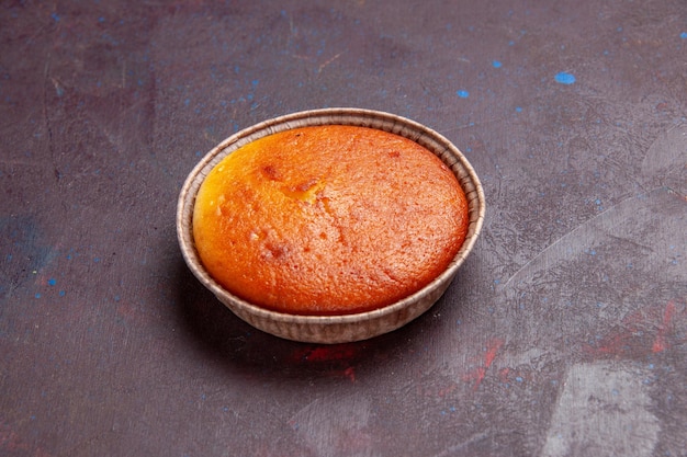 Vorderansicht köstlicher runder Kuchen süßer Backen auf dem dunklen Hintergrund Keksteigkuchenkuchen Zucker süßer Tee