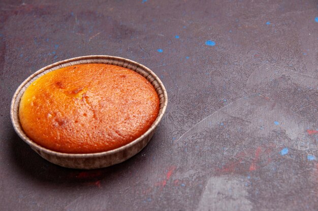 Vorderansicht köstlicher runder Kuchen süßer Backen auf dunklem Hintergrund Keks süßer Teigkuchen Zuckerteekuchen