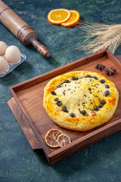 Vorderansicht köstlicher süßer Kuchen mit Beeren auf dunkelblauem heißem Kuchen backen Dessertfruchtgebäckkuchenkuchenplätzchen