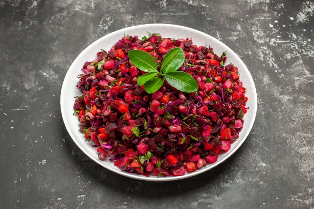 Vorderansicht köstlicher Vinaigrette-Rübensalat mit Bohnen auf dunklem Hintergrund