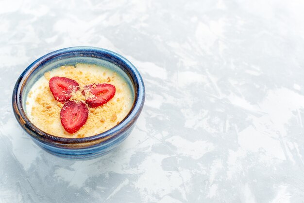 Vorderansicht köstliches cremiges Dessert mit frischen Erdbeeren auf dem hellweißen Wanddessert Eis süßer Fruchtgeschmack