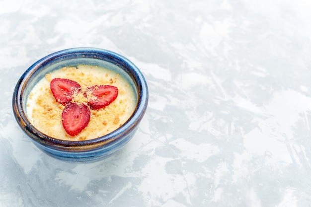 Vorderansicht köstliches cremiges Dessert mit frischen Erdbeeren auf dem hellweißen Wanddessert Eis süßer Fruchtgeschmack