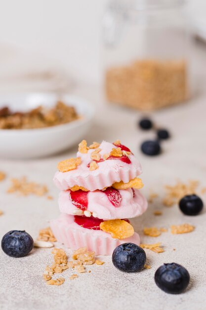 Vorderansicht köstliches Dessert mit Blaubeeren