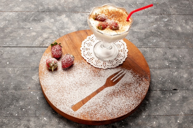 Vorderansicht köstliches Dessert mit Erdbeeren auf grauem Schreibtisch