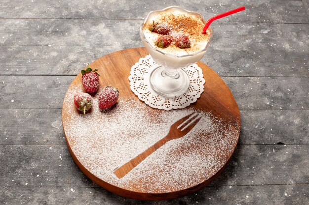 Vorderansicht köstliches Dessert mit Erdbeeren auf grauem Schreibtisch