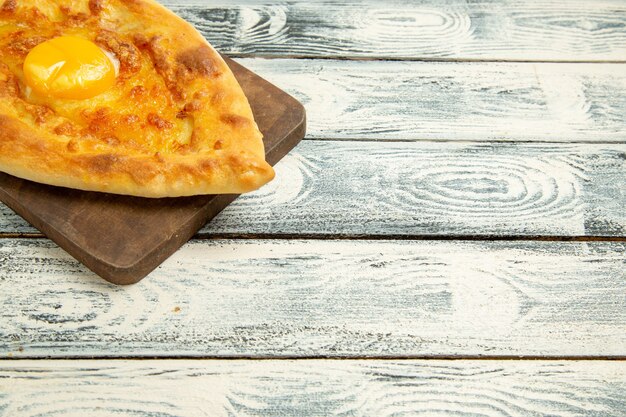 Vorderansicht köstliches Eierbrot, das auf einem rustikalen Schreibtisch gebacken wird