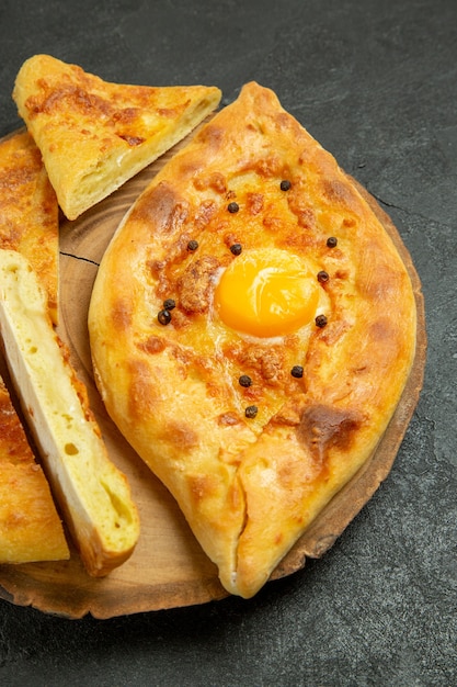 Vorderansicht köstliches Eierbrot gebacken auf einem grauen Raum