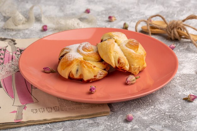 Vorderansicht köstliches Gebäck mit Füllung Innenplatte auf dem weißen Tisch, süßer Zuckerkuchen backen Gebäck