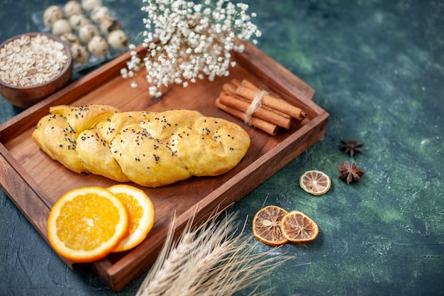 Vorderansicht köstliches Gebäck mit Wachteleiern auf dunkelblauem Kuchenkuchen backen Ofen heißer Keks