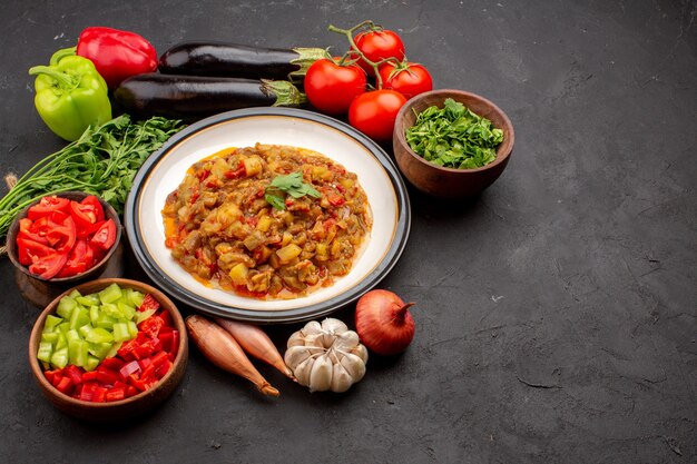 Vorderansicht köstliches Gemüsemehl geschnittenes gekochtes Gericht mit frischem Gemüse auf grauem Hintergrund Mahlzeit Abendessen Essenssauce Suppe Gemüse