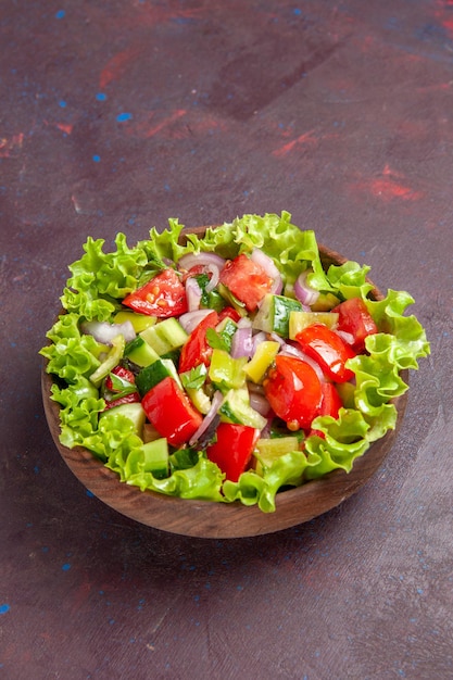 Vorderansicht köstliches Gemüsesalat in Scheiben geschnittenes Essen mit frischen Zutaten auf dunklem Raum