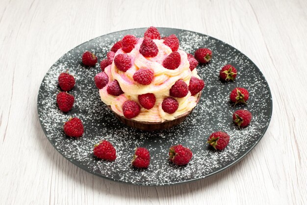 Vorderansicht köstliches Obstkuchen-Sahne-Dessert mit Himbeeren auf weißem Hintergrund süße Sahne-Dessert-Keks-Kuchen-Torte