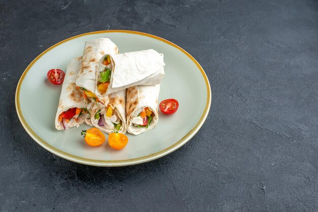 Vorderansicht köstliches shaurma geschnittenes Pita-Sandwich im Teller auf dunkler Oberfläche Burger-Mahlzeit-Grill-Snack-Mittagessen-Brot-Toast