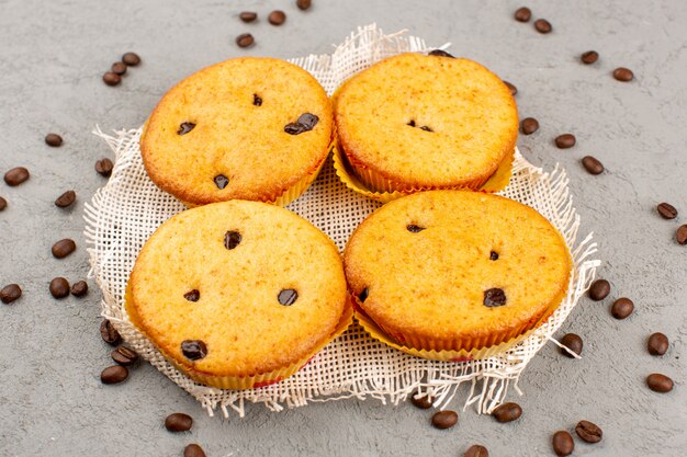 Vorderansicht Kuchen im Korb auf grau